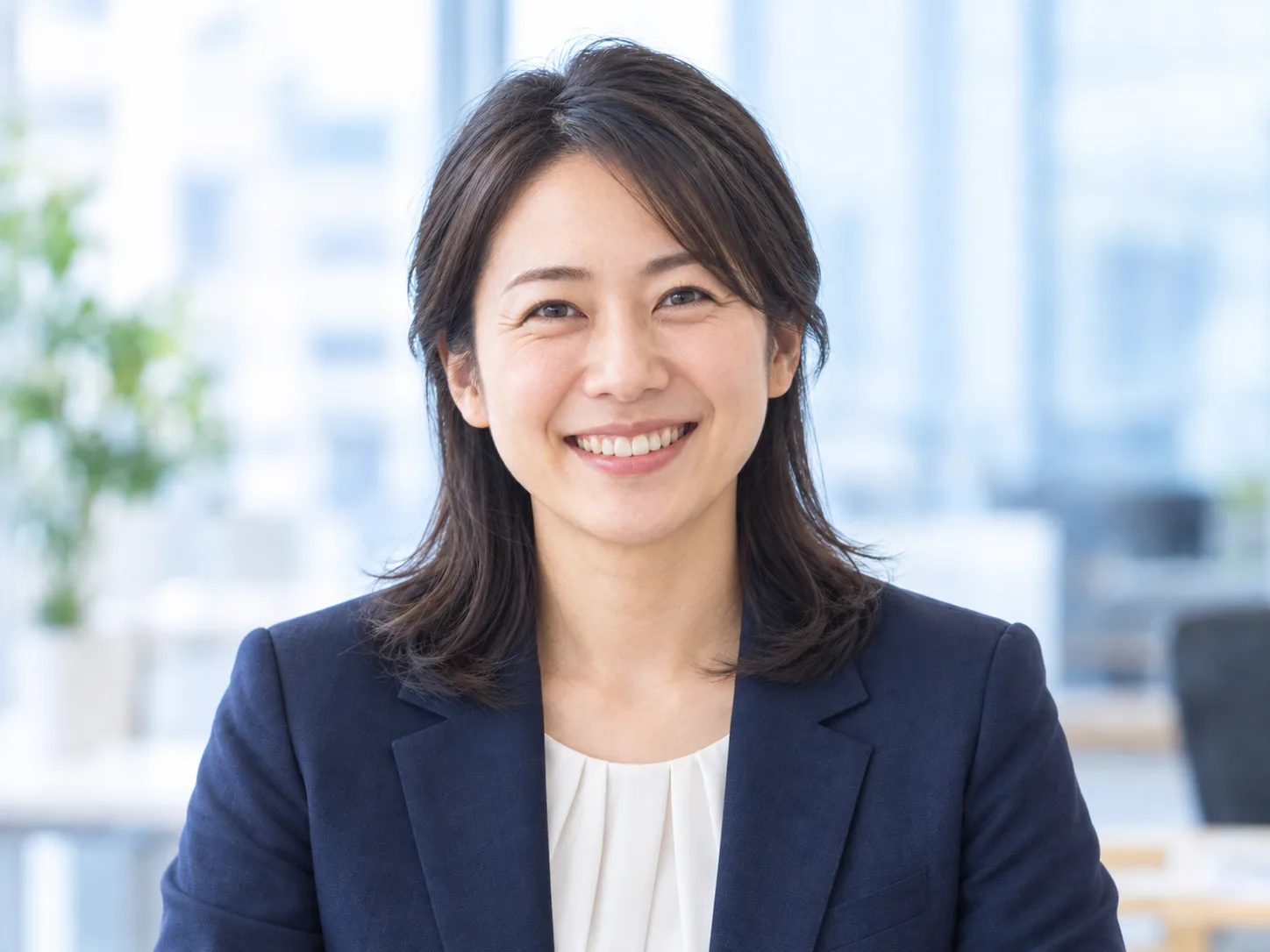 笑顔で問い合わせを受ける女性スタッフ